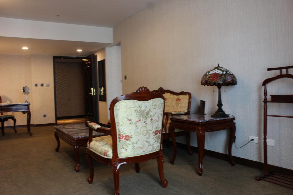 Royal Seasons Hotel Taichung‧Zhongkang Экстерьер фото